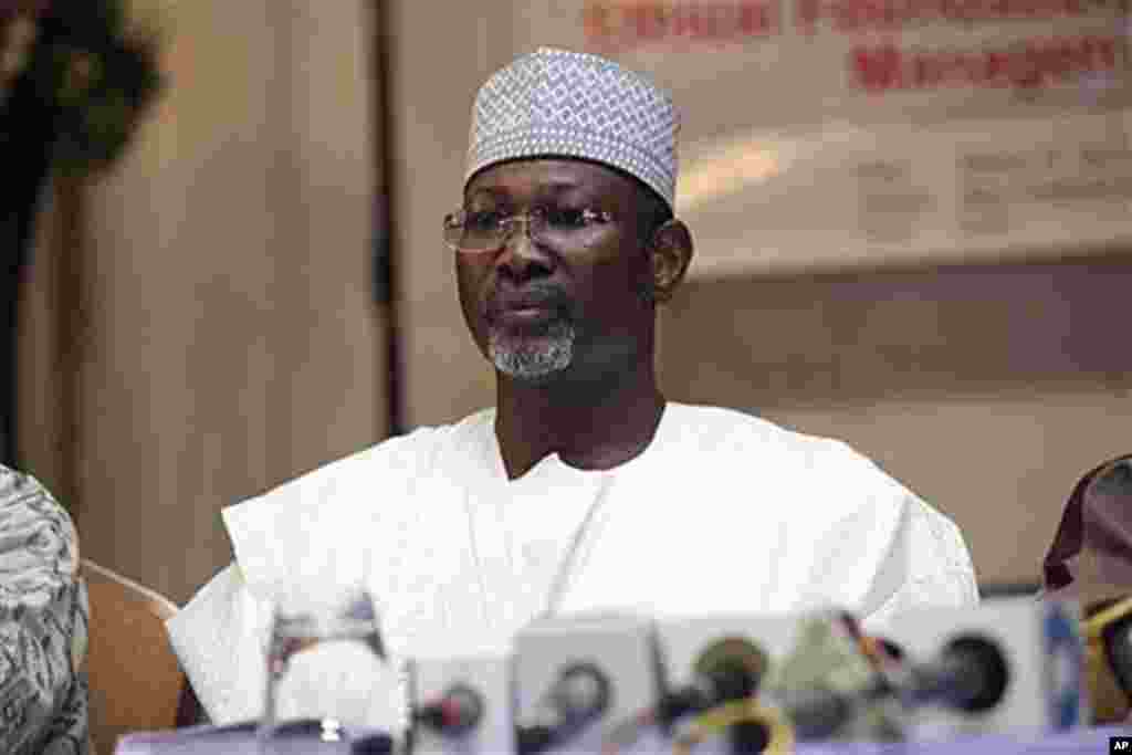 Nigeria's electoral chief and academic Attahiru Jega attends a meeting with staff from the Independent National Electoral Commission in Abuja, March 17, 2011