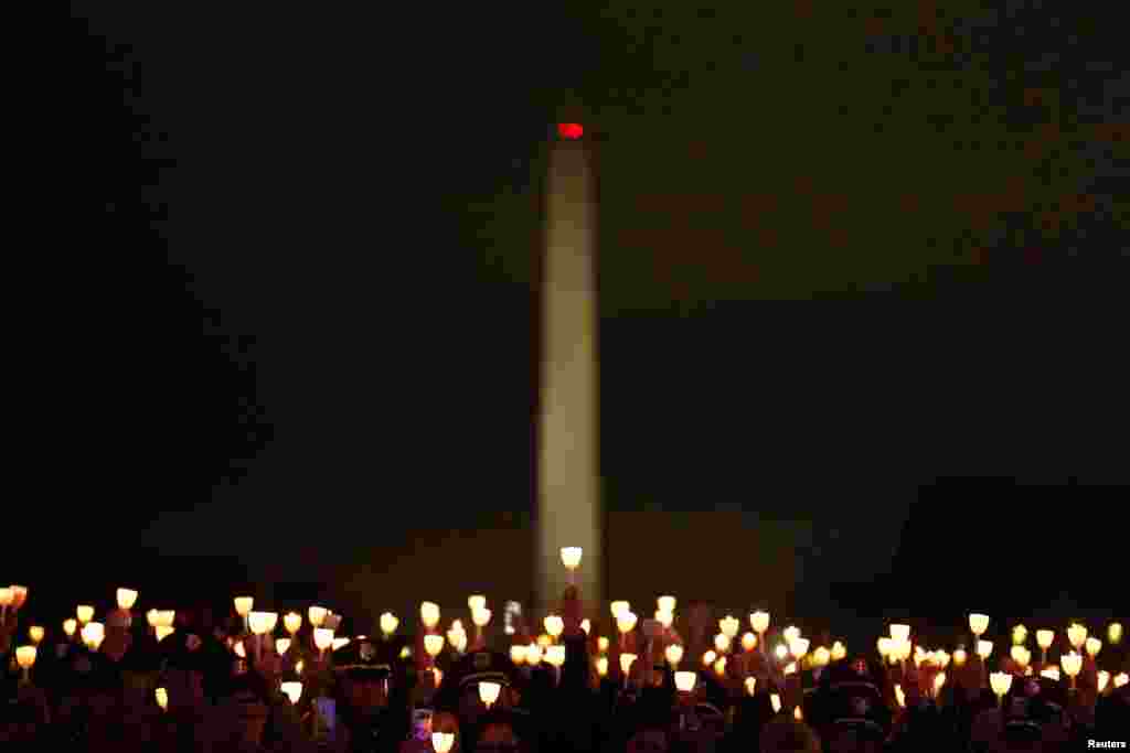미국 워싱턴 DC에서 국립 경찰 추모 기금의 30주년 촛불 철야 기도 행사에서 참가자들이 촛불을 들고 있다.