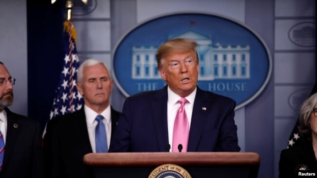 美国总统特朗普和他的新型冠状病毒工作组成员在白宫举行新闻发布会（2020年2月26日）。