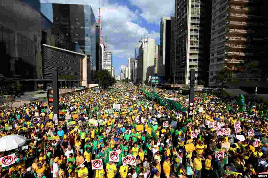 Thousands of demonstrators attend a protest against Brazil&#39;s President Dilma Rousseff at Paulista Avenue in Sao Paulo&#39;s financial center, Brazil, Aug. 16, 2015.