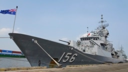 Trong bức ảnh chụp ngày 19/4/2018, tàu khu trục hải quân Úc HMAS Toowoomba cập cảng Sài Gòn, Việt Nam. Hai chiến hạm của hải quân Hoàng gia Úc sẽ thăm cảng Cam Ranh trong tuần tới..