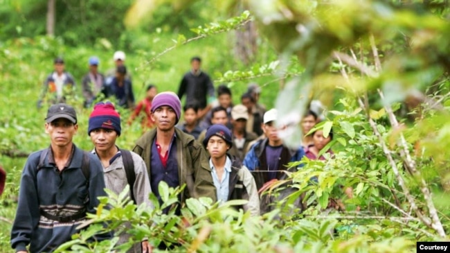 Nhóm người Thượng vượt biên bằng đường bộ từ Việt Nam sang tỉnh Ratanakiri, Cam Bốt 22/07/2004 [nguồn: Reuters]