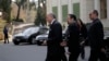 لوران فابیوس وزیر خارجه فرانسه در حال ورود به محل برگزاری مذاکرات اتمی در هتل بوریواژ در لوزان سوئیس- شنبه ۸ فروردین ۱۳۹۴