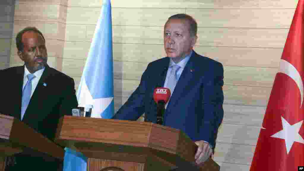 Le président Recep Tayyip Erdogan, de la turquie et le président Hassan Sheikh Mohamud de la Somalie, à la nouvelle ambassade de Turquie à Mogadiscio, 3 juin 2016.