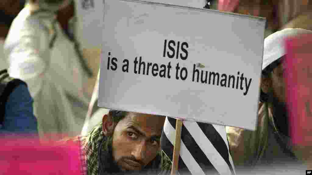 Un musulman tient une affiche lors d'une manifestation contre l'État islamique, en Inde, le 18 novembre 2015.