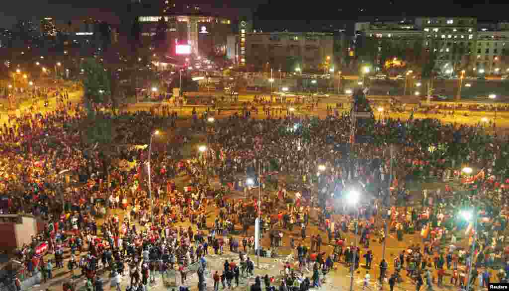 Fans of Chile celebrate the team's victory over Spain in their second 2014 World Cup match, in Santiago, June 18, 2014.