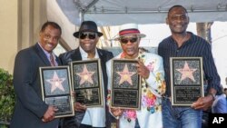 Dari kiri: Robert "Kool" Bell, Ronald "Khalis" Bell, Dennis "DT" Thomas dan George Brown saat menerima "bintang" untuk Kool & The Gang di The Hollywood Walk of Fame di Los Angeles, 8 Oktober 2015. (Foto: Rich Fury/Invision/AP, file)