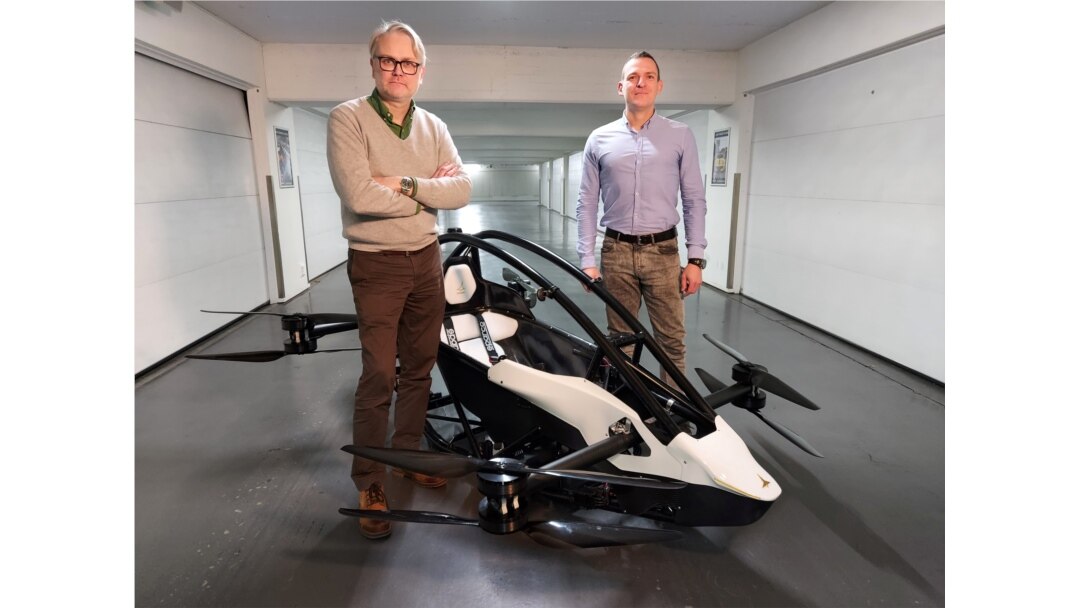 Pendiri dan Presiden Jetson Aero Peter Ternstrom serta pendiri dan Chief Technical Officer Tomasz Patan berpose di samping Jetson ONE, kendaraan udara listrik pribadi, Stockholm, Swedia, 8 Desember 2021. (Foto: REUTERS/Philip O'Connor)