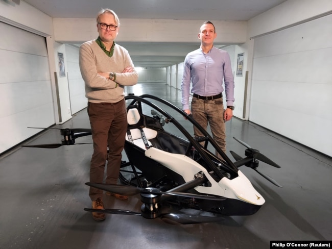 Pendiri dan Presiden Jetson Aero Peter Ternstrom serta pendiri dan Chief Technical Officer Tomasz Patan berpose di samping Jetson ONE, kendaraan udara listrik pribadi, Stockholm, Swedia, 8 Desember 2021. (Foto: REUTERS/Philip O'Connor)