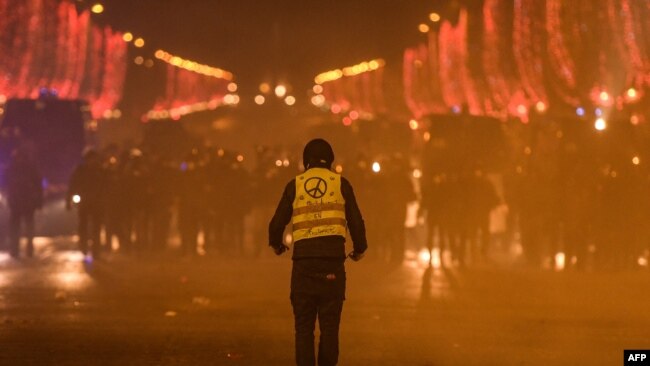 Một "áo vàng" trong biểu tình ở đại lộ Champs Elysees, Paris, 8 tháng 12, 2018.