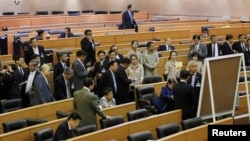 National Legislative Assembly members count a ballot during an impeachment hearing for ousted former Prime Minister Yingluck Shinawatra, at the Parliament in Bangkok, January 23, 2015.