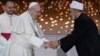 Paus Fransiskus dan Imam Besar Al Azhar Syeikh Ahmed Al Tayeb saat bertemu di Abu Dhabi, Uni Emirat Arab, hari Senin 4 Februari 2019.