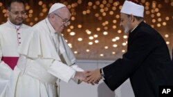 Paus Fransiskus dan Imam Besar Al Azhar Syeikh Ahmed Al Tayeb saat bertemu di Abu Dhabi, Uni Emirat Arab, hari Senin 4 Februari 2019.