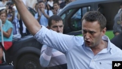Ông Navalny bước ra từ một tòa án ở Moscow, 17/8/2012.
