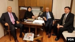 Parlamenter Leyla Zana ligel parlamantarên Kurd Murat Bozlak, Ahmet Turk û Altan Tan re li meclîsê ye
