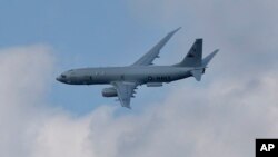 ພາບເຮືອບິນລຸ້ນ Boeing P-8-A Poseidon ທີ່ບິນສະແດງ ໃນງານສະແດງເຮືອບິນສາກົນ ຫຼື Farnborough International Air Show, ຢູ່ທີ່ເມືອງ Farnborough ປະເທດອັງກິດ, ວັນທີ 15 ກໍລະກົດ 2014.