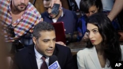 29일 이집트 카이로 법원에서 알자지라 방송사 기자인 캐나다인 아말 모하마드 파흐미(왼쪽)와 이집트인 바헤르 모하미(왼쪽 위)가 선고에 앞서 기자들의 질문에 답하고 있다.
