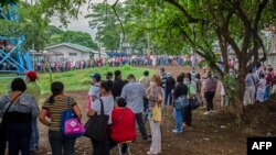 Cientos de nicaragüenses hacen largas colas por horas para vacunarse contra el COVID-19 en el Hospital Manolo Morales de Managua, el 4 de septiembre de 2021.