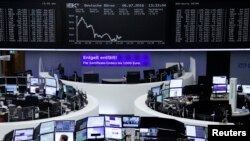 En Fráncfort, el Dax cayó un 1,67 por ciento y cerró en 9.373,26 unidades.