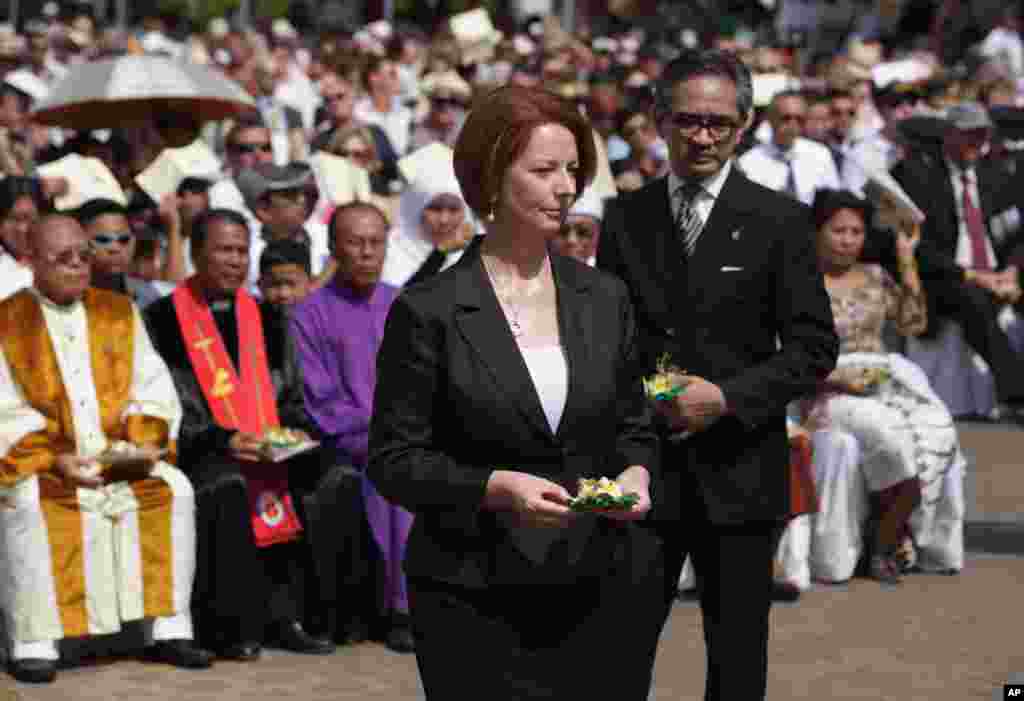 Thủ tướng &Uacute;c Julia Gillard đi c&ugrave;ng Ngoại trưởng Indonesia Marty Natalegawa l&ecirc;n d&acirc;ng hoa tưởng niệm