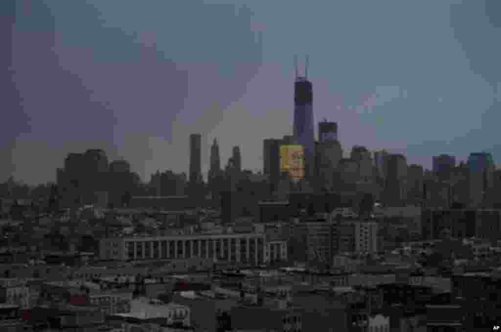 30일 오전 미국 뉴저지주 저지시티에서 바라본 뉴욕시. 대규모 정전사태로 고층 건물들이 어둠에 쌓여있다.