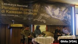 Para pembicara dalam acara Lokakarya Nasional Penataan Ruang Laut di Kawasan Strategis, di Millenium Hotel Sirih Jakarta, Jakarta Pusat, Kamis (8/11). (Foto: VOA/Ghita)