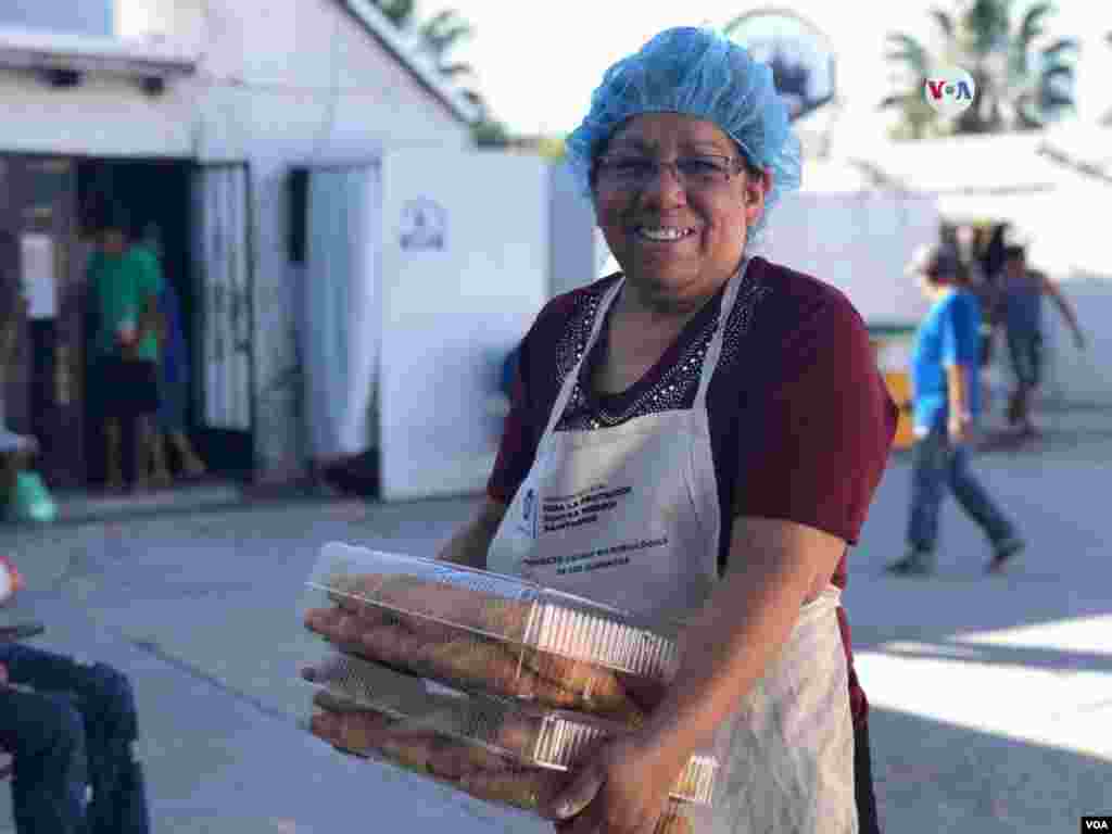 La esposa del pastor a cargo lleva comida para servir en el desayuno a los residentes de este albergue en Ciudad Juárez. Photo: Celia Mendoza - VOA.