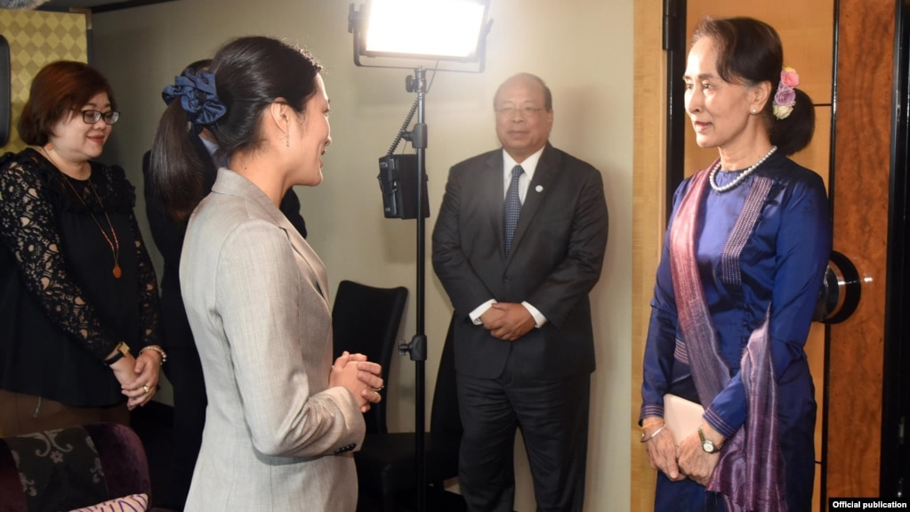 ဂ်ပန္ NHK သတင္းဌာနက Orie Sugimoto က ေဒၚေအာင္ဆန္းစုၾကည္ကို တုိက်ဳိၿမဳိ႕ Hotel New Otani မွာ ေတြ႔ဆုံ အင္တာဗ်ဴး။