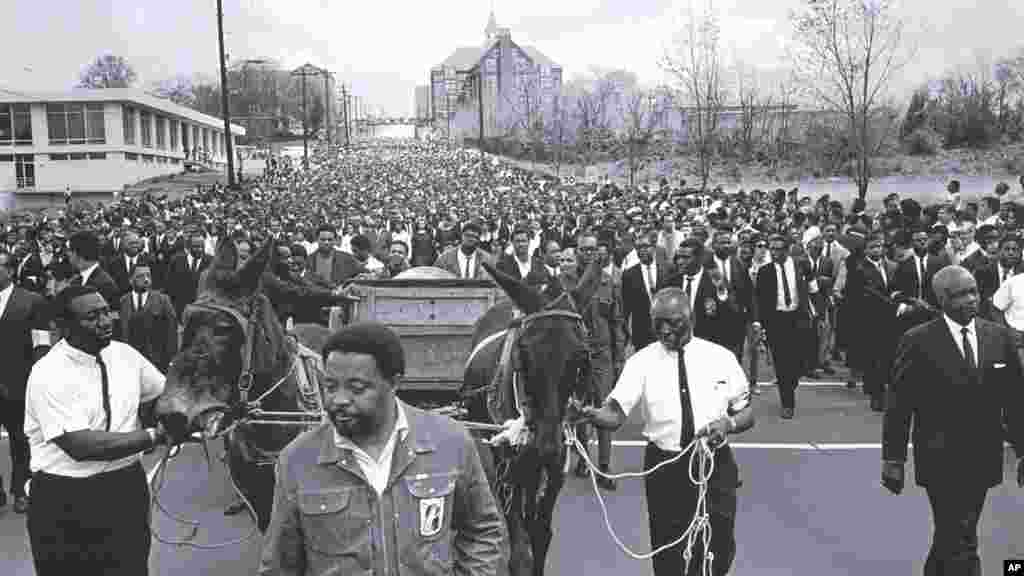 እአአ 1968 የማርቲን ሉተር ኪንግ ጁንየር (Martin Luther King, Jr.)ሬሳ ወደ ሞር ሃውስ ኮሌጅ አትላንታ ጆርጃ እየተጓዘ