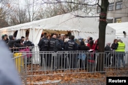 Para migran mengantre di sebuah tempat di luar kantor dinas kesehatan dan sosial Berlin (LAGESO) untuk mendaftarkan diri (17/11).