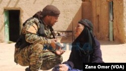 Şervaneke HSDê li cem dayikekê li herêma rizgar kirî