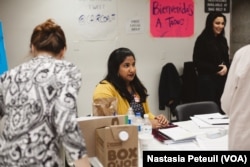 Nithya Nathan-Pineau, avocate pour la Coalition de Washington dans le domaine du droit de l'immigration, à l'aéroport international de Washington DC, en Virginie, le 31 janvier 2017. (VOA/Nastasia Peteuil)