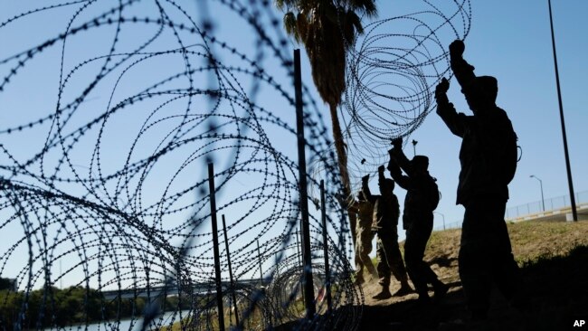 美国军人2018年11月16日在德克萨斯州拉雷多的美国 - 墨西哥边边界安装铁丝网。