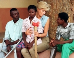 Diana, Putri Wales, memangku seorang anak perempuan yang patah kakinya akibat ranjau, dan berbicara dengan mantan tentara pemerintah yang cacat di pusat ortopedi di luar Luanda, Angola 14 Januari 1997. (REUTERS/Jose Manuel Ribeiro/File Photo)
