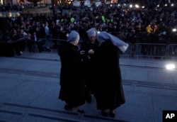 A group of nuns light candles at a vigil for the victims of Wednesday's attack, at Trafalgar Square in London, March 23, 2017. Mayor Sadiq Khan called for Londoners to attend the vigil in solidarity with the victims and their families and to show that London remains united.