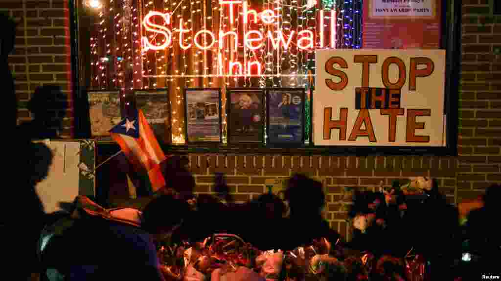 Le Stonewall Inn, considéré comme le centre du mouvement des droits des homosexuels de New York, àprès l'attaque à orlando, Manhattan, le 12 juin 2016.