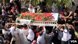 Para demonstran anti-pemerintah menghadiri upacara pemakaman rekannya yang tewas akibat bentrokan di Lapangan Mutiara, Manama.