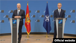 Crnogorski premijer Zdravko Krivokapić na konferenciji za novinara sa generalnim sekretarom NATO-a Jensom Stoltenbergom u Briselu (Foto: NATO, rtcg.me)