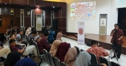 Presidium Mafindo Rovien Aryunia sedang memberikan paparan mengenai hoaks kepada mahasiswa Poli Teknik Universitas Surabaya