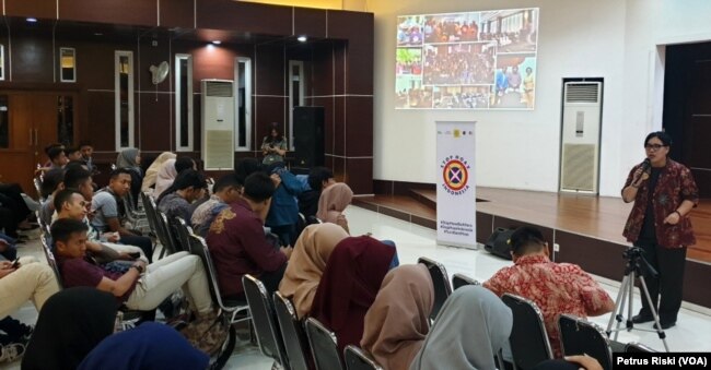 Presidium Mafindo Rovien Aryunia sedang memberikan paparan mengenai hoaks kepada mahasiswa Poli Teknik Universitas Surabaya