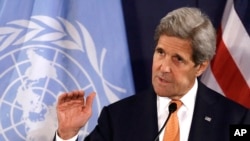 Menlu AS John Kerry berbicara dalam konferensi pers di Wina, Austria, Selasa (17/5).