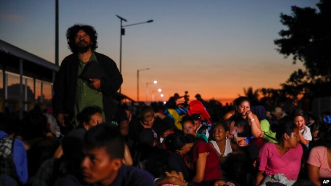 Desde la madrugada del 20 de enero de 2020, los migrantes hondureños se agruparon en el puente internacional Rodolfo Robles para tratar de entrar a México.