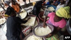 Ivoiriennes préparant la semoule de manioc pour l'attiéké, à Abidjan, le 22 mai 2018.