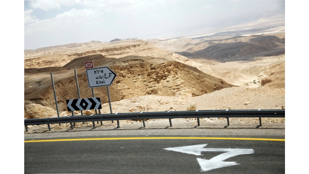 Sebuah tanda jalan yang menunjuk ke arah Kota Eilat di Israel selatan, 12 Juni 2018. (Foto: REUTERS/Amir Cohen)
