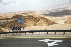 Sebuah tanda jalan yang menunjuk ke arah Kota Eilat di Israel selatan, 12 Juni 2018. (Foto: REUTERS/Amir Cohen)