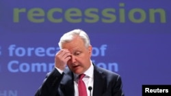 European Economic and Monetary Affairs Commissioner Olli Rehn presents the European Commission spring economic forecasts and outlook expectations for EU member states, in Brussels, May 3, 2013.