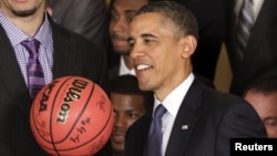 Obama, aficionado al baloncesto, ha participado en otros eventos relacionados a este deporte. En mayo estuvo con el equipo de la Universidad de Kentucky.