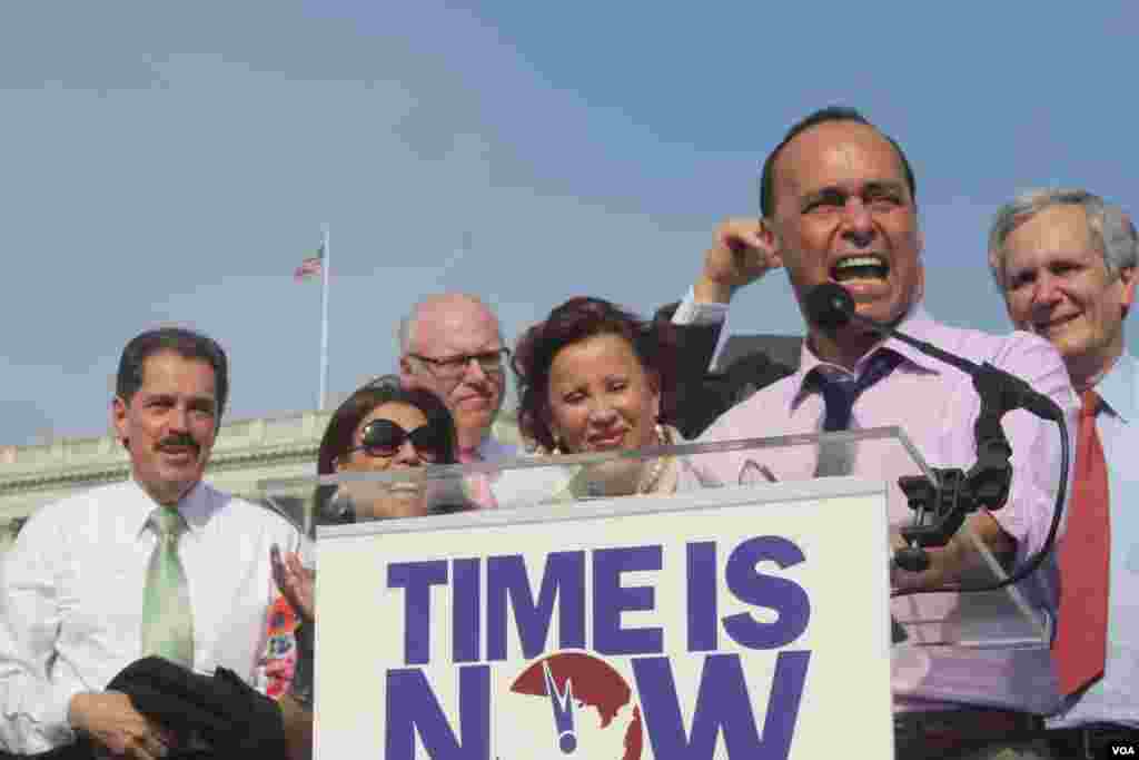 El congresista Luis Guti&eacute;rrez dio la bienvenida a sus colegas que unen fuerzas por lograr la aprobaci[on de un proyecto de ley para sacar de las sombras a m&aacute;s de 11 millones de indocumentados.