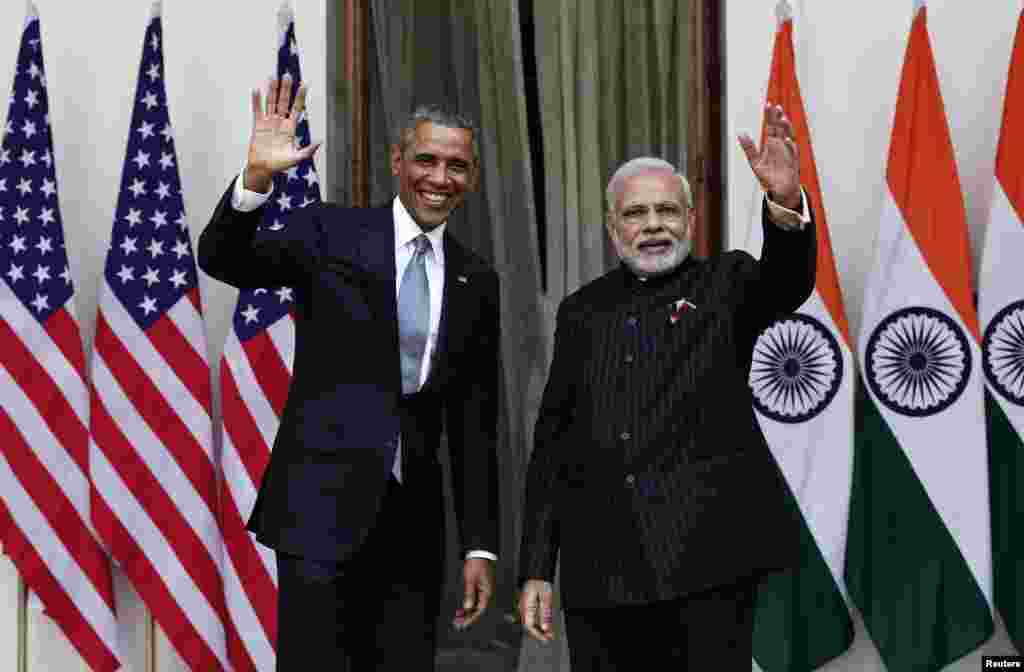 U.S. President Barack Obama and India's Prime Minister Narendra Modi, right, wave during a photo opportunity ahead of their meeting at Hyderabad House, New Delhi, Jan. 25, 2015. 