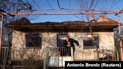Srbin iz Hrvatske Sava Knežević 2013. ispred svoje kuće u Kninu iz koje je proteran tokom Oluje